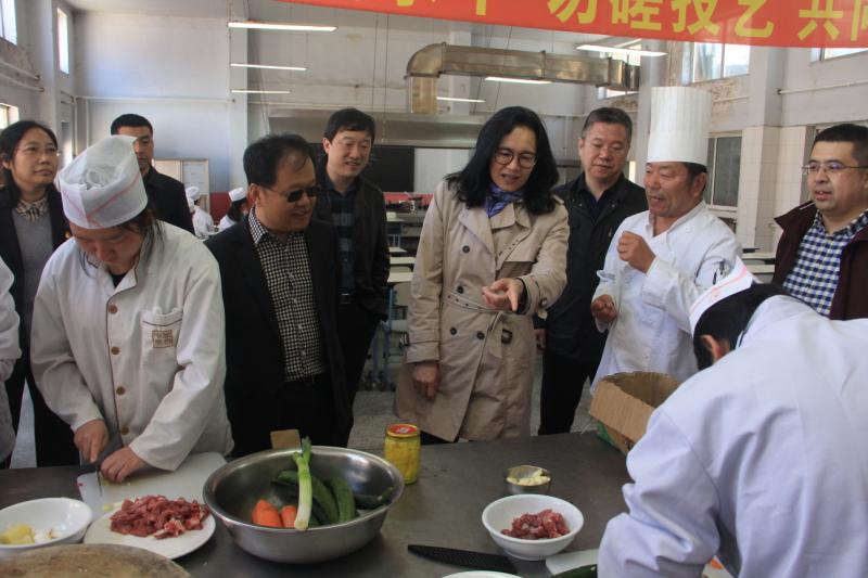 辽宁省人社厅调研组参观丹东市技师学院