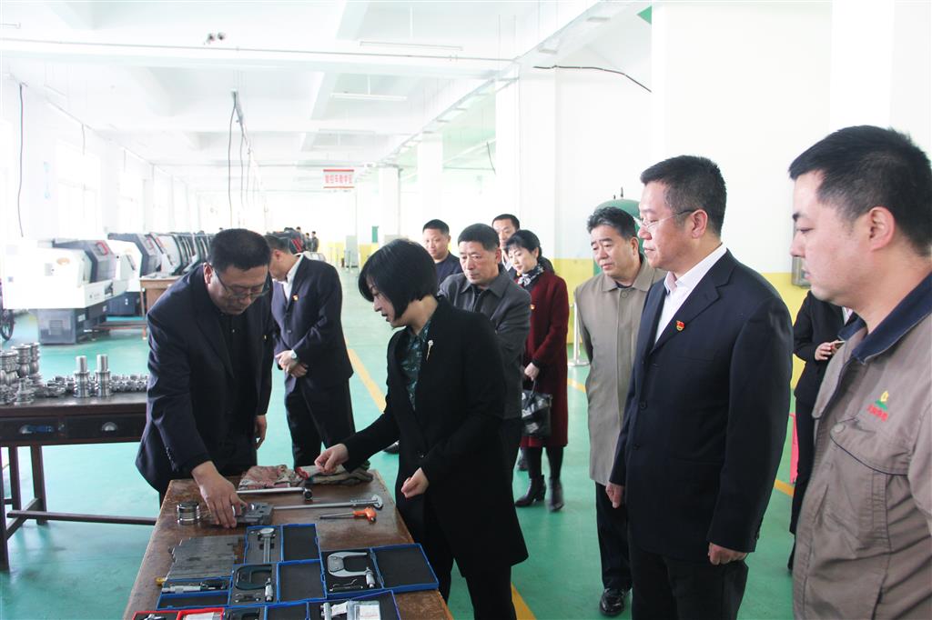 丹东市人社局于杰局长一行莅临丹东市技师学院考察调研